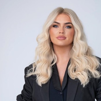 Mengenal Olivia McVeigh, Influencer Alopecia yang Ubah Wig Jadi Simbol Self-Love