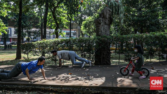 Sejumlah peserta berlatih parkour di arena Taman Puring, Kebayoran Baru, Jakarta, Minggu (26/7). (CNN Indonesia/Febria Adha L).