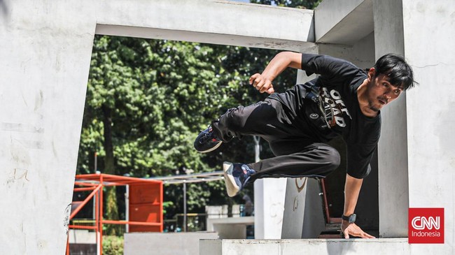Sejumlah peserta berlatih parkour di arena Taman Puring, Kebayoran Baru, Jakarta, Minggu (26/7). (CNN Indonesia/Febria Adha L).