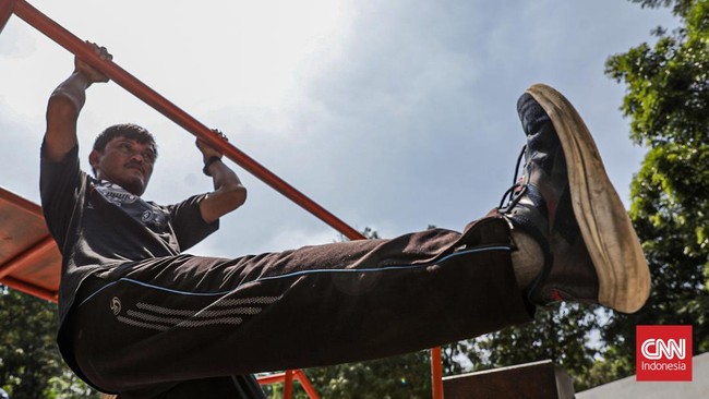 Sejumlah peserta berlatih parkour di arena Taman Puring, Kebayoran Baru, Jakarta, Minggu (26/7). (CNN Indonesia/Febria Adha L).