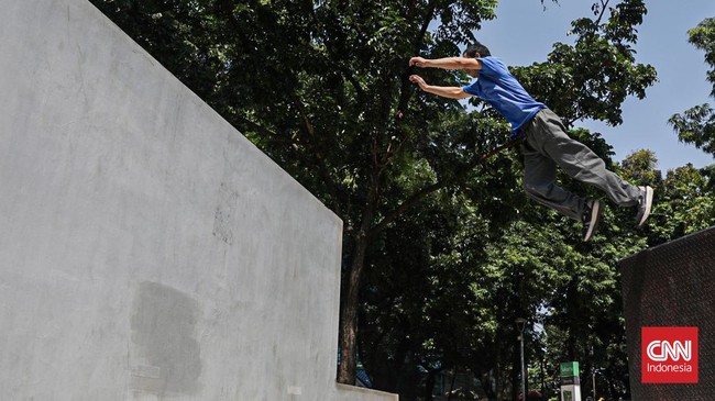 Sejumlah peserta berlatih parkour di arena Taman Puring, Kebayoran Baru, Jakarta, Minggu (26/7). (CNN Indonesia/Febria Adha L).