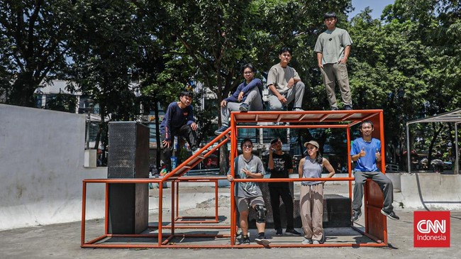 Sejumlah peserta berlatih parkour di arena Taman Puring, Kebayoran Baru, Jakarta, Minggu (26/7). (CNN Indonesia/Febria Adha L).