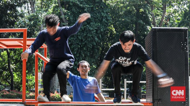 Sejumlah peserta berlatih parkour di arena Taman Puring, Kebayoran Baru, Jakarta, Minggu (26/7). (CNN Indonesia/Febria Adha L).