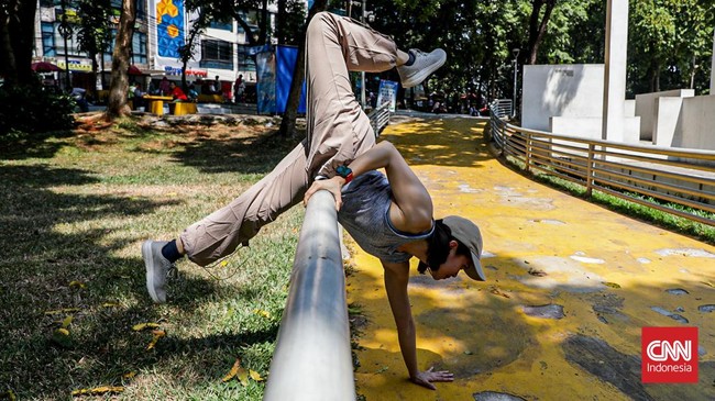 Sejumlah peserta berlatih parkour di arena Taman Puring, Kebayoran Baru, Jakarta, Minggu (26/7). (CNN Indonesia/Febria Adha L).