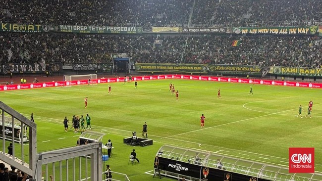 Persebaya berhadapan dengan Persija dalam laga Piala Presiden 2026 di Stadion Gelora Bung Tomo, Surabaya, MInggu (26/7). Persebaya menang 1-0 lewat gol bunuh diri bek Persija.