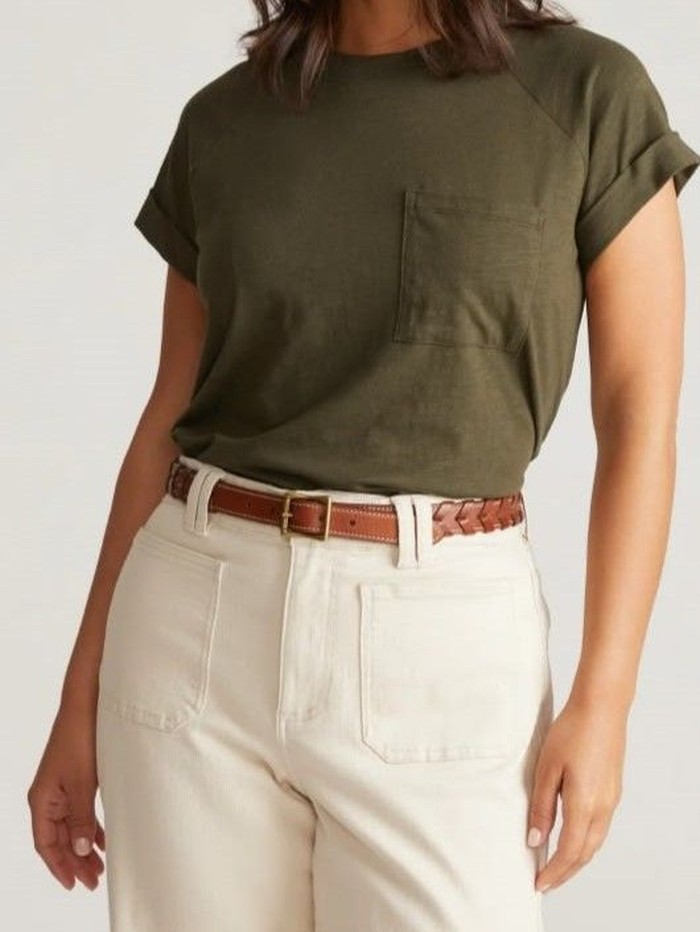 Pocket T-shirt kini mulai tergeser oleh ringer baby tee yang bernuansa retro. Model ini memberikan tampilan lebih segar sekaligus mengikuti tren fashion 2026./ Foto: pinterest.com