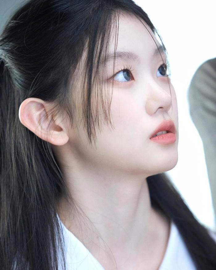 Sebelum resmi debut akting, Seo Su Min pernah muncul di salah satu episode kanal YouTube bertema kecantikan 'Haemin's Teacher' yang membahas tentang tutorial riasan mata monolid untuk remaja hingga tembus 2,3 juta penonton./ Foto: instagram.com/sumin_0931