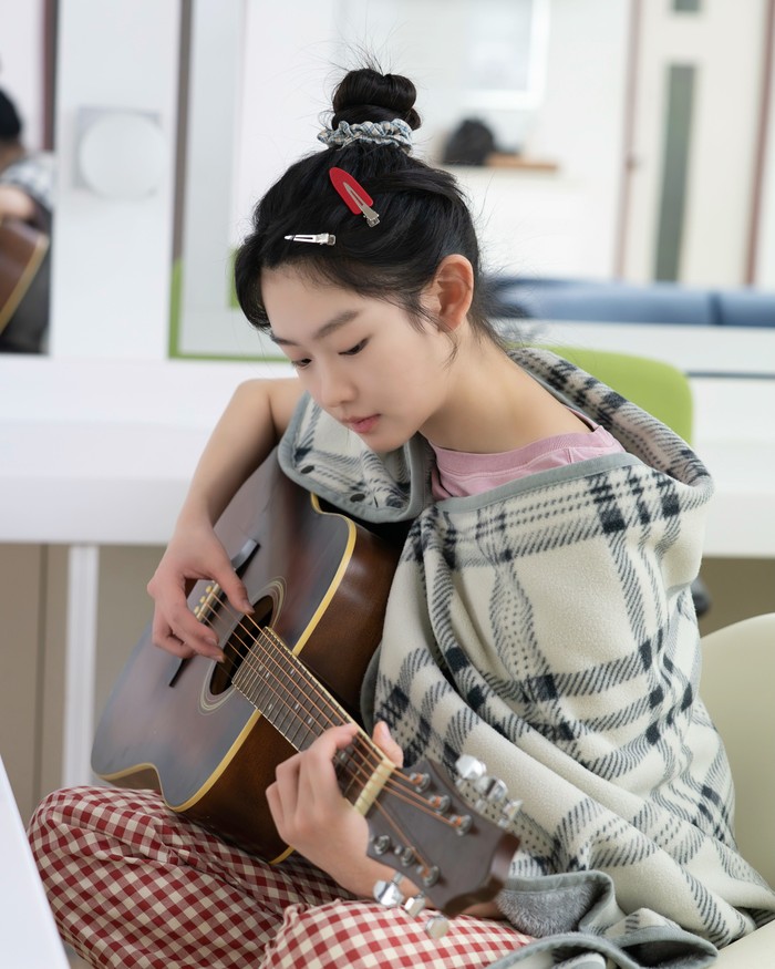 Selain pandai berakting, Seo Su Min juga mahir memainkan gitar. Sang aktris secara sepintas memperlihatkan bakat bermusiknya tersebut di episode awal drama 'Agent Kim Ractivated'./ Foto: instagram.com/sumin_0931