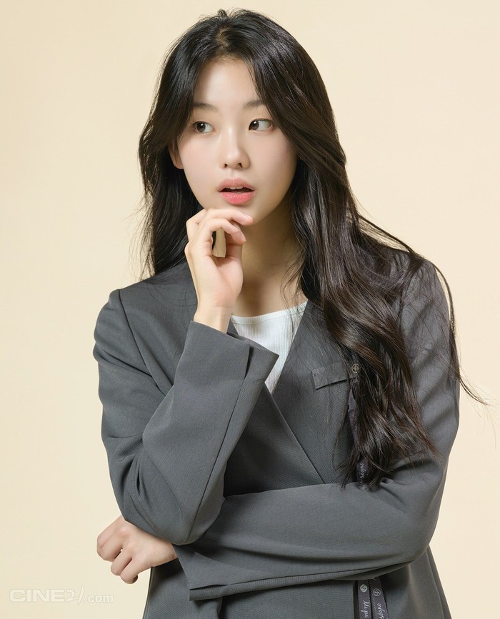 Seo Su Min mengungkapkan melalui wawancara bersama DAZED Korea bahwa jajanan favoritnya selama melakukan proses syuting drama 'Agent Kim Reactivated' adalah sandwich mentimun, takoyaki, dan melona./ Foto: instagram.com/sumin_0931