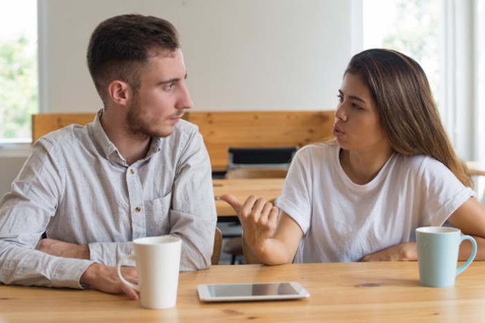 Pertanyaan yang terdengar penuh kecurigaan bisa menjadi tanda kurangnya rasa percaya diri dan kebutuhan akan validasi. Pola komunikasi ini sering kali membuat hubungan terasa melelahkan bagi kedua belah pihak./ Foto: magnific.com/katemangostar