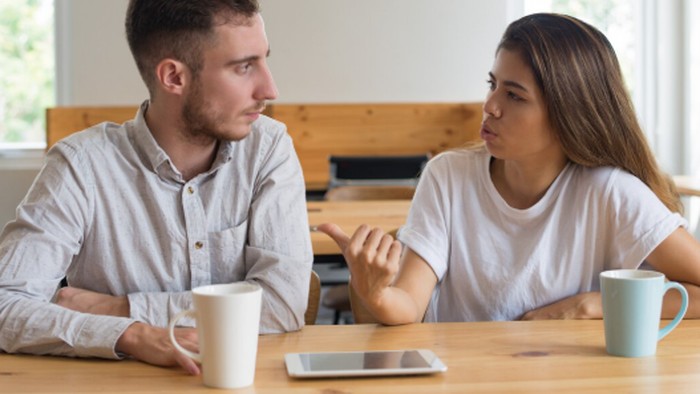 Pertanyaan yang terdengar penuh kecurigaan bisa menjadi tanda kurangnya rasa percaya diri dan kebutuhan akan validasi. Pola komunikasi ini sering kali membuat hubungan terasa melelahkan bagi kedua belah pihak./ Foto: magnific.com/katemangostar