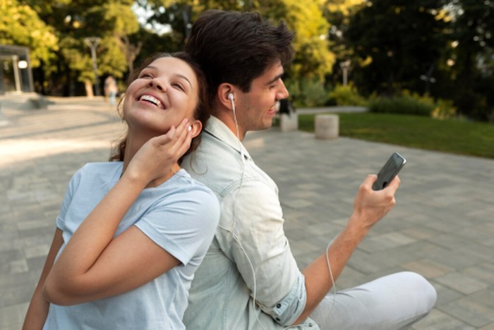 Cara seseorang memandang hubungan juga dapat terlihat dari lagu atau pesan yang sering mereka bagikan. Memiliki identitas diri yang kuat membuat seseorang tidak bergantung sepenuhnya pada pasangan untuk merasa bahagia./ Foto: magnific.com