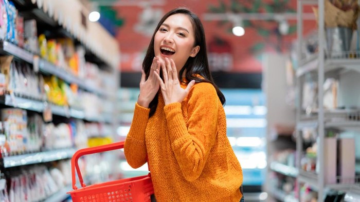 Nggak Asal Hemat, Perempuan yang Sering Cari Diskon Biasanya Punya 5 Sifat Cerdas Ini