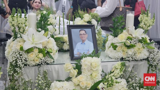 Suasana rumah duka Juru Bicara Otorita IKN Troy Pantouw di Rumah Duka & Krematorium Sentosa RSPAD Gatot Soebroto, Ruangan C-D, Jakarta Pusat, Minggu (26/7).