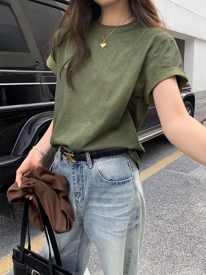 Kaos dengan detail lengan pendek yang digulung permanen kini mulai jarang terlihat. Sebagai gantinya, kaos putih lengan panjang menjadi pilihan favorit para fashion enthusiast pada 2026./ Foto: pinterest.com