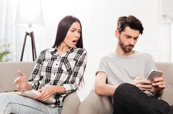 Terus membandingkan diri dengan masa lalu pasangan dapat memicu konflik yang sebenarnya tidak perlu. Sikap ini sering berakar pada rasa tidak aman, bukan pada kesalahan pasangan./ Foto: magnific.com/garetsvisual