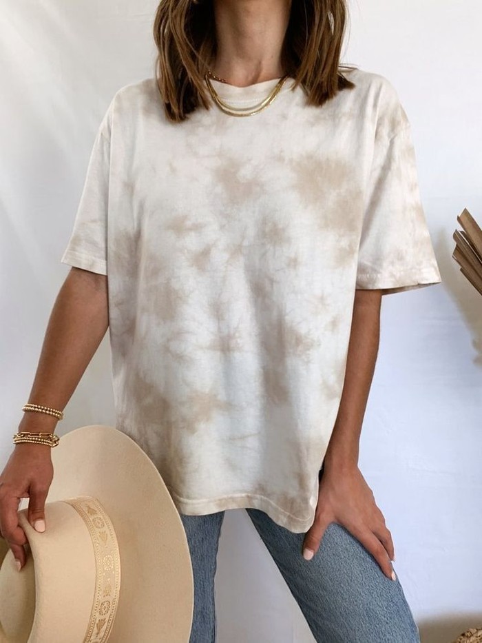 Kaos tie-dye yang sempat menjadi tren kini mulai tergeser oleh motif garis bergaya retro. Model ini memberikan tampilan klasik yang lebih segar dan mudah dipadukan dengan berbagai outfit./ Foto: pinterest.com