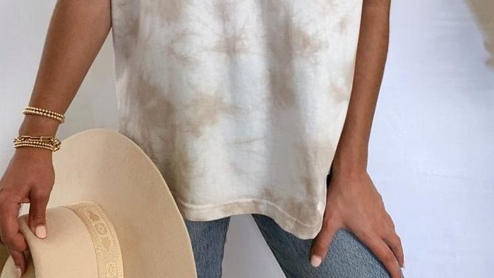 Kaos tie-dye yang sempat menjadi tren kini mulai tergeser oleh motif garis bergaya retro. Model ini memberikan tampilan klasik yang lebih segar dan mudah dipadukan dengan berbagai outfit./ Foto: pinterest.com