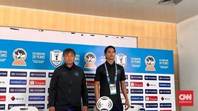 Kamboja Pelatih  Koji Gyotoku dan Pemain (kapten) Kimhuy Hul
