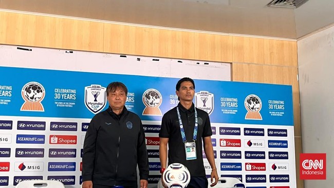 Kamboja Pelatih  Koji Gyotoku dan Pemain (kapten) Kimhuy Hul