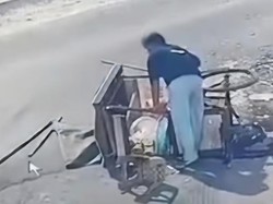 Pedagang Nasi Kuning Ditabrak Pemotor Hingga Gerobak Terbalik di Bogor