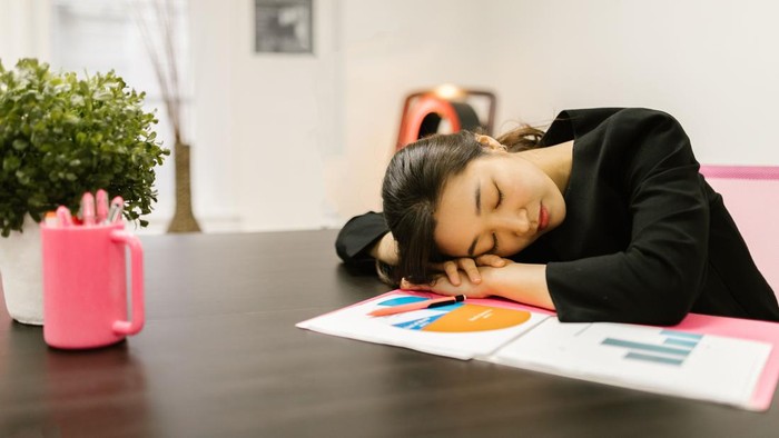 4 Cara Mengenali Orang dengan IQ Tinggi dari Kebiasaan yang Terkesan Malas