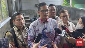 Advokat Febri Diansyah pada hari ini mengunjungi mantan Jaksa Agung Muda Pidana Khusus Kejaksaan Agung, Febrie Adriansyah, yang mulai ditahan atas kasus dugaan Tindak Pidana Pencucian Uang (TPPU) di Rumah Tahanan KPK cabang Gedung Merah Putih pada Ju