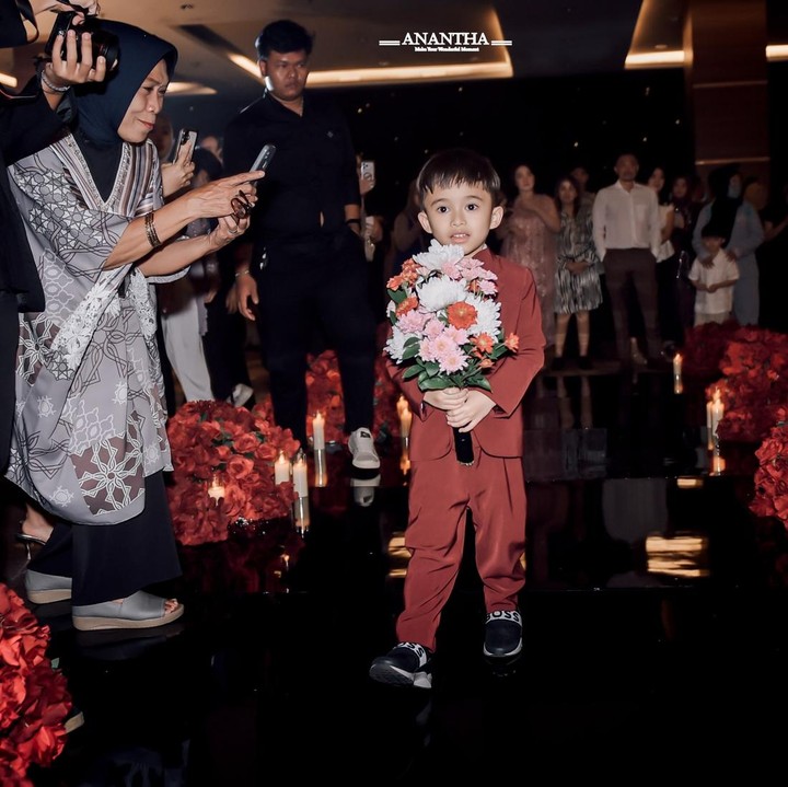 <p>Di acara&nbsp;resepsi ini, Adzam terlihat tampan mengenakan setelan jas warna merah marun. Pakaian ini serasi dengan baju pernikahan ibundanya Nathalie dan ayah sambungnya Aripat. (Foto: Instagram @nathalieholscher)</p>