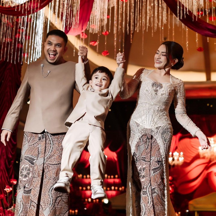 <p>Adzam juga sempat mencuri perhatian saat menemani sang Bunda di acara akad nikah. Di momen spesial ini, Adzam tampak memakai setelan jas berwarna moka. Dalam satu foto yang dibagikan di Instagram, Adzam begitu bahagia saat berpose bareng ibunda dan ayah sambungnya. (Foto: Instagram @nathalieholscher)</p>