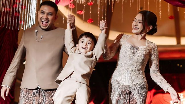 Potret Adzam Anak Nathalie Holscher Di Pernikahan Ibunda, Curi Perhatian Netizen