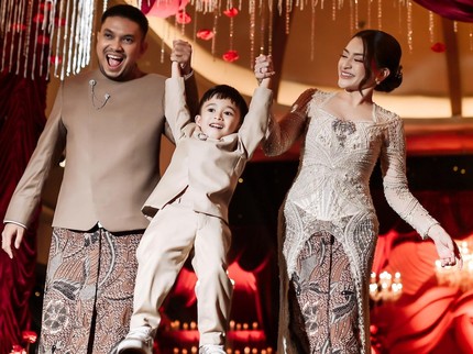 Potret Adzam Anak Nathalie Holscher di Pernikahan Ibunda, Curi Perhatian Netizen