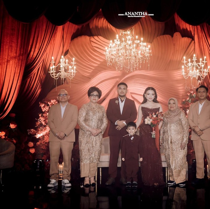 <p>Artis Nathalie Holscher resmi menikah dengan Arief Fadli atau akrab disapa Aripat, pada 22 Juli 2026. Pesta pernikahan keduanya berlangsung meriah di Swasana Lippo Kuningan Grand Ballroom, Jakarta Selatan. Di pesta pernikahan ini, sosok putra Nathalie, Adzam Ardiansyah Sutisna, turut mencuri perhatian publik. (Foto: Instagram @nathalieholscher)</p>