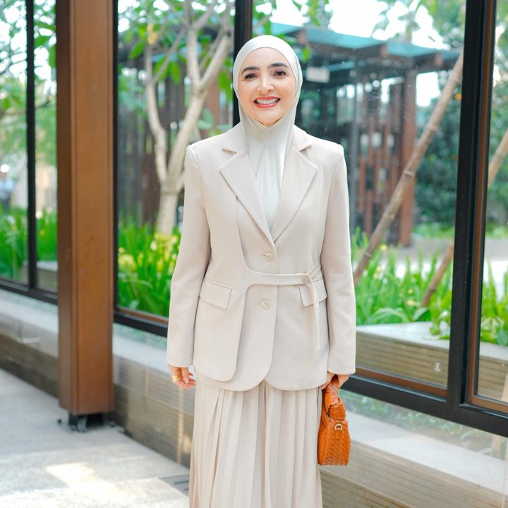 <p>Di balik tekadnya, Ashanty mengatakan sempat diliput keraguan. Proses memutuskan untuk berhijab tidak mudah karena keimanannya kerap naik turun. "Imanku tuh kayak naik turun gitu loh. Sempet kayak, 'Ini aku siap enggak ya? Aku pakai enggak ya? Aku bisa enggak ya? Aku mampu enggak ya?' Aku tuh berniat hijab sebenarnya pas ulang tahun ke-40," tuturnya. (Foto: Instagram @ashanty_ash)</p>