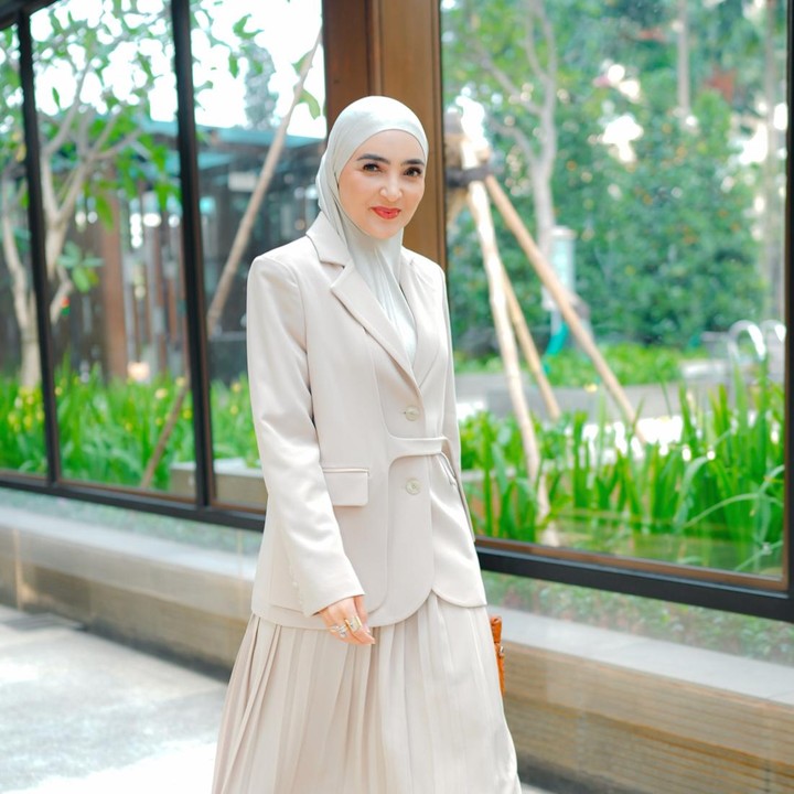 <p>Terbaru, ia tampil anggun mengenakan busana bernuansa krem yang dipadukan dengan hijab putih saat menghadiri acara peluncuran produk. Unggahan itu pun dibanjiri komentar positif dari rekan sesama artis hingga penggemar. "Cantik banget bunda sayang," tulis Titi Kamal. "MasyaAllah cantiknya bunda," tulis akun <em>@amalinaa****.&nbsp;</em>(Foto: Instagram @ashanty_ash)</p>