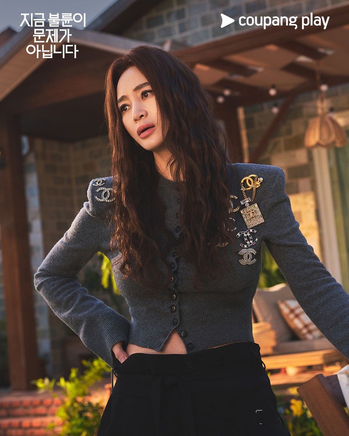 Dalam beberapa still-cut yang dirilis, Kim Hye Soo tampil dengan berbagai outfit mewah yang memancarkan aura chic dan elegan. Gaya ini sangat mencerminkan karakternya sebagai seorang influencer./ Foto: instagram.com/coupangplay