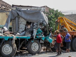 Video Detik-detik Trailer Tabrak Truk-Motor di Pasuruan Akibatkan 4 Orang Tewas!