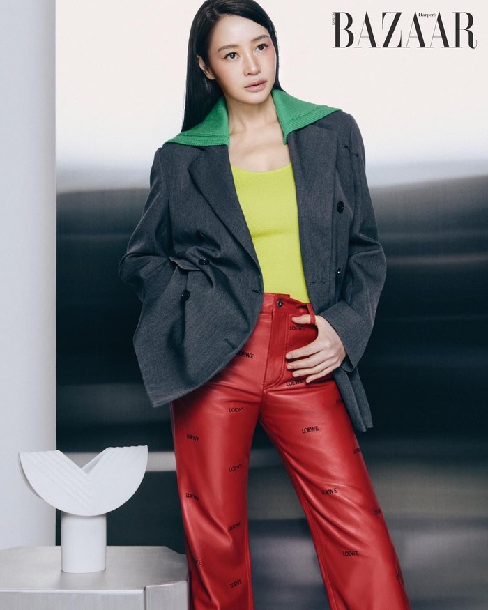 Di usianya yang tak muda lagi ini, Kim Hye Soo tetap aktif berkarier sebagai model. Bahkan, dalam beberapa potret yang diunggahnya ke media sosial, ia terlihat seperti 20 tahun lebih muda./ Foto: instagram.com/hs_kim_95