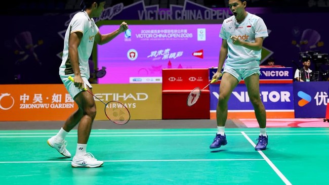 Ganda putra Indonesia Fajar Alfian/Muhammad Shohibul Fikri saat berduel melawan wakil Korea Selatan, Kim Won Ho/Seo Seung Jae, pada babak final China Open 2026 di Jiangsu, Minggu (26/7).