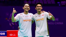 Ganda putra Indonesia Fajar Alfian/Muhammad Shohibul Fikri saat berduel melawan wakil Korea Selatan, Kim Won Ho/Seo Seung Jae, pada babak final China Open 2026 di Jiangsu, Minggu (26/7).