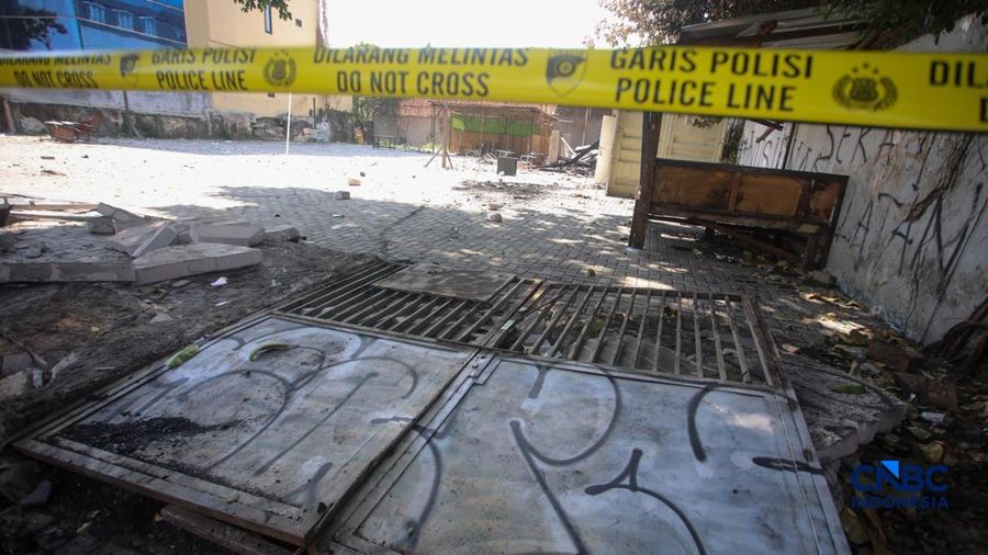 Garis polisi terpasang pada lahan kosong nan menjadi loksi bentrok di Jalan Tambak, Menteng, Jakarta, Senin (27/7/2026).