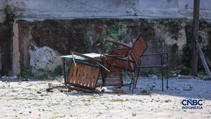 Garis polisi terpasang pada lahan kosong nan menjadi loksi bentrok di Jalan Tambak, Menteng, Jakarta, Senin (27/7/2026).