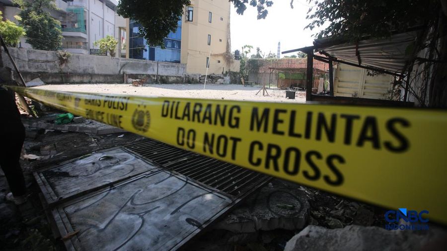 Garis polisi terpasang pada lahan kosong nan menjadi loksi bentrok di Jalan Tambak, Menteng, Jakarta, Senin (27/7/2026). (CNBC Indonesia/Faisal Rahman)