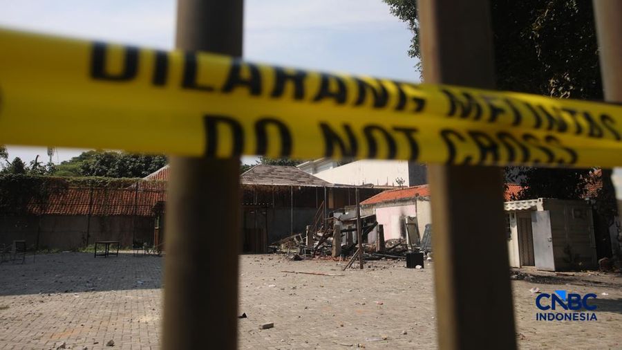 Garis polisi terpasang pada lahan kosong nan menjadi loksi bentrok di Jalan Tambak, Menteng, Jakarta, Senin (27/7/2026).