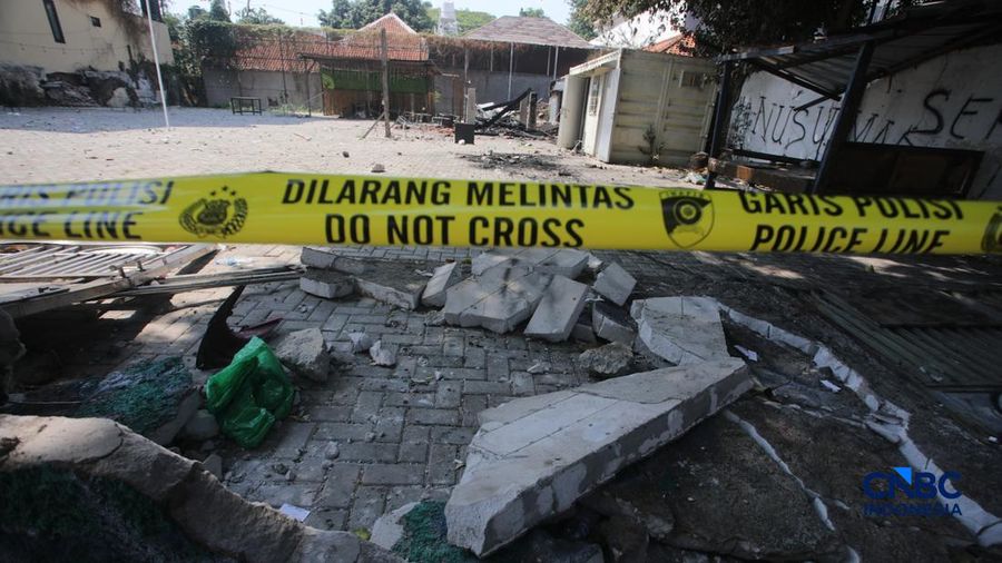 Garis polisi terpasang pada lahan kosong nan menjadi loksi bentrok di Jalan Tambak, Menteng, Jakarta, Senin (27/7/2026).
