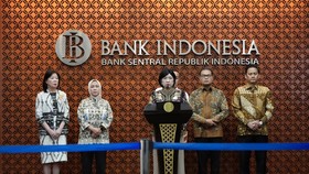 Deputi Gubernur Senior Bank Indonesia (BI), Destry Damayanti saat menyampaikan konferensi pers di Bank Indonesia, Jakarta, Senin (27/7/2026).