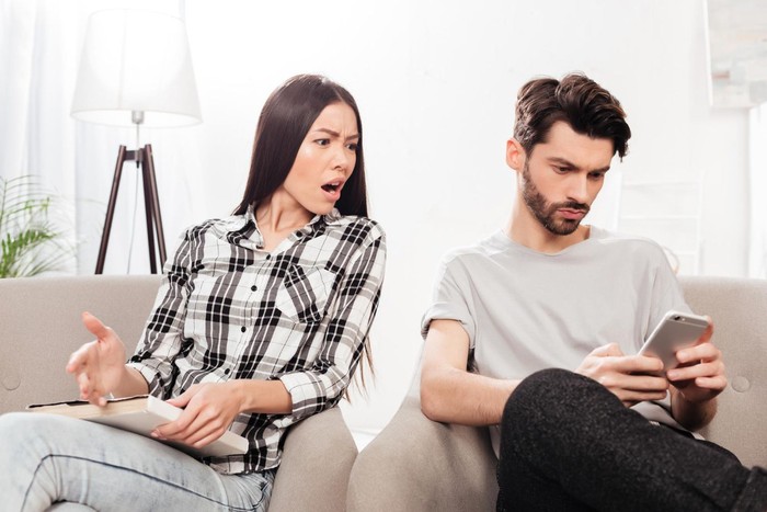 Tanda pria yang hanya menjadikan kamu opsi kedua bisa dilihat dari caranya berkomunikasi. Pria yang baik dalam hubungan sehat jelas akan memprioritaskan dirimu, seperti memberi kabar, mengangkat telepon, atau menanyakan kabarmu terlebih dahulu.