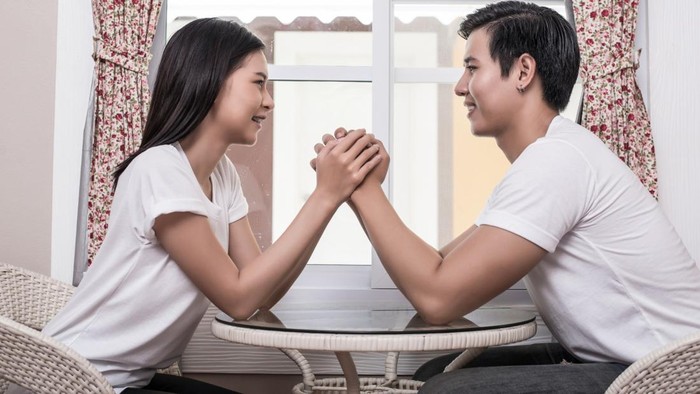 Rasa sayang yang ditunjukkan terlalu cepat tidak selalu berarti hubungan berjalan sehat. Perhatian seperti ini juga bisa mengarah pada love bombing.