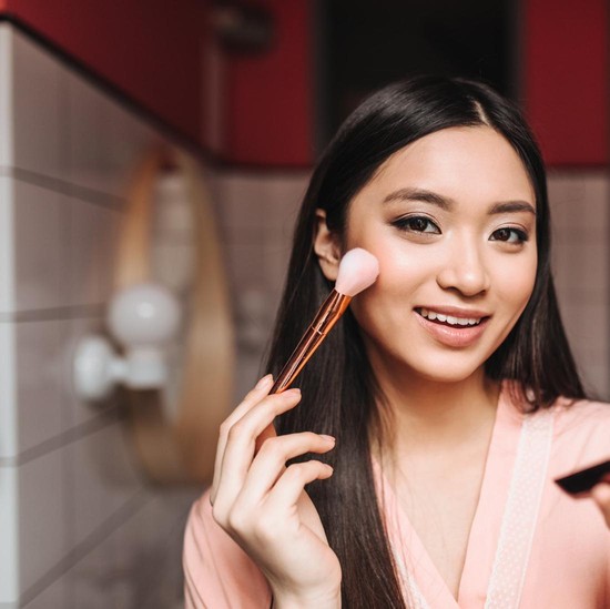 Makeup Sering Crack? Ini 3 Penyebab Utama yang Kerap Tak Disadari!
