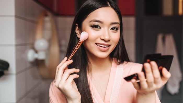 Makeup Sering Crack? Ini 3 Penyebab Utama yang Kerap Tak Disadari!