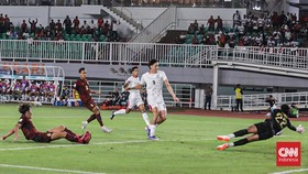 Timnas Indonesia melawan Kamboja dalam pertandingan Asean Hyundai Cup 2026 di Stadion Pakansari, Jawa Barat, Senin (27/7). CNN Indonesia/Febria Adha L